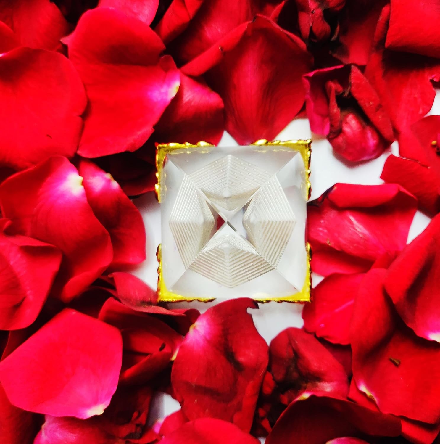 feng shui crystal pyramid for spreading positive energy and vastu correction.bring good luck & prosperity 5cm