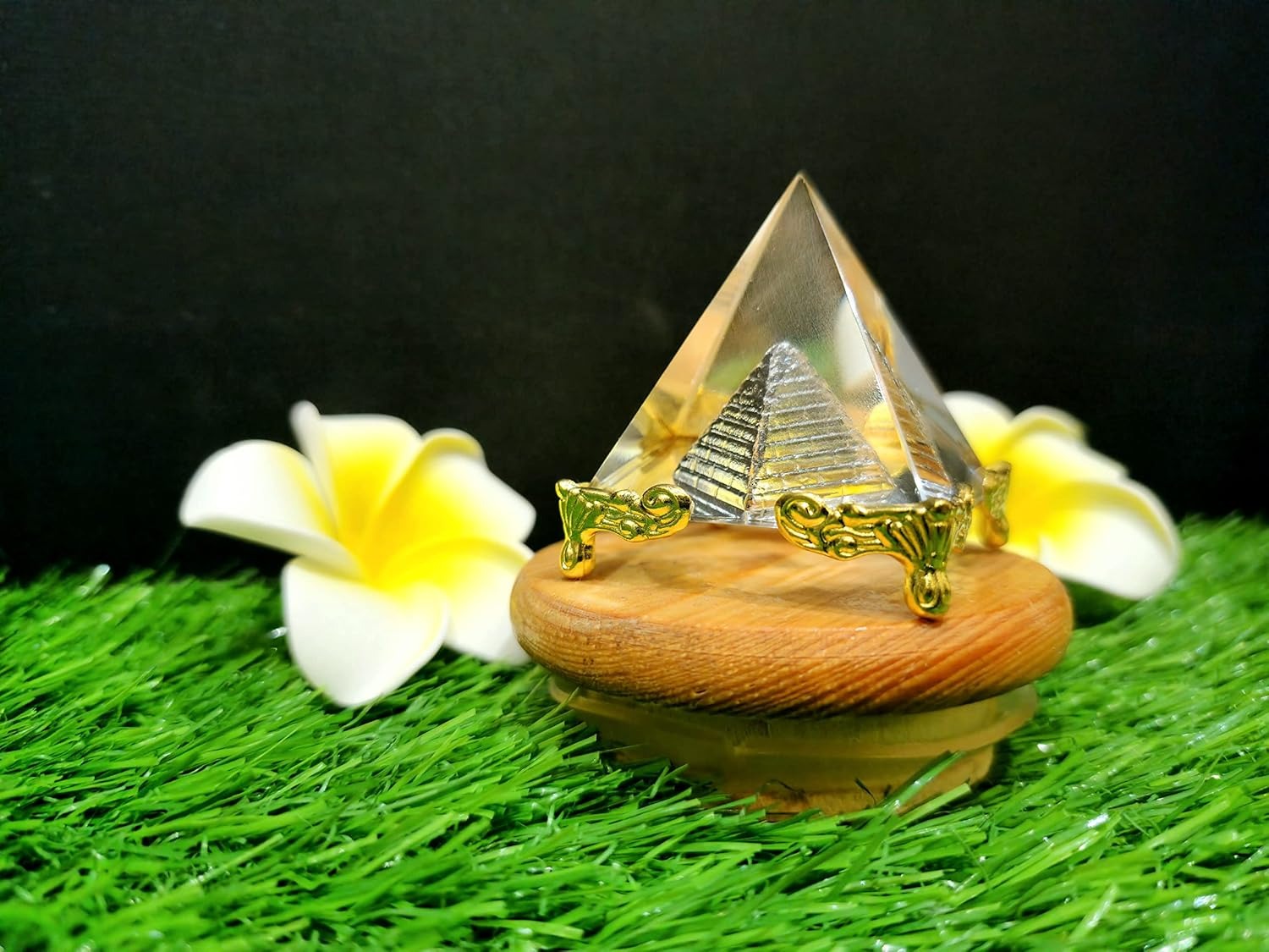 feng shui crystal pyramid for spreading positive energy and vastu correction.bring good luck & prosperity 5cm